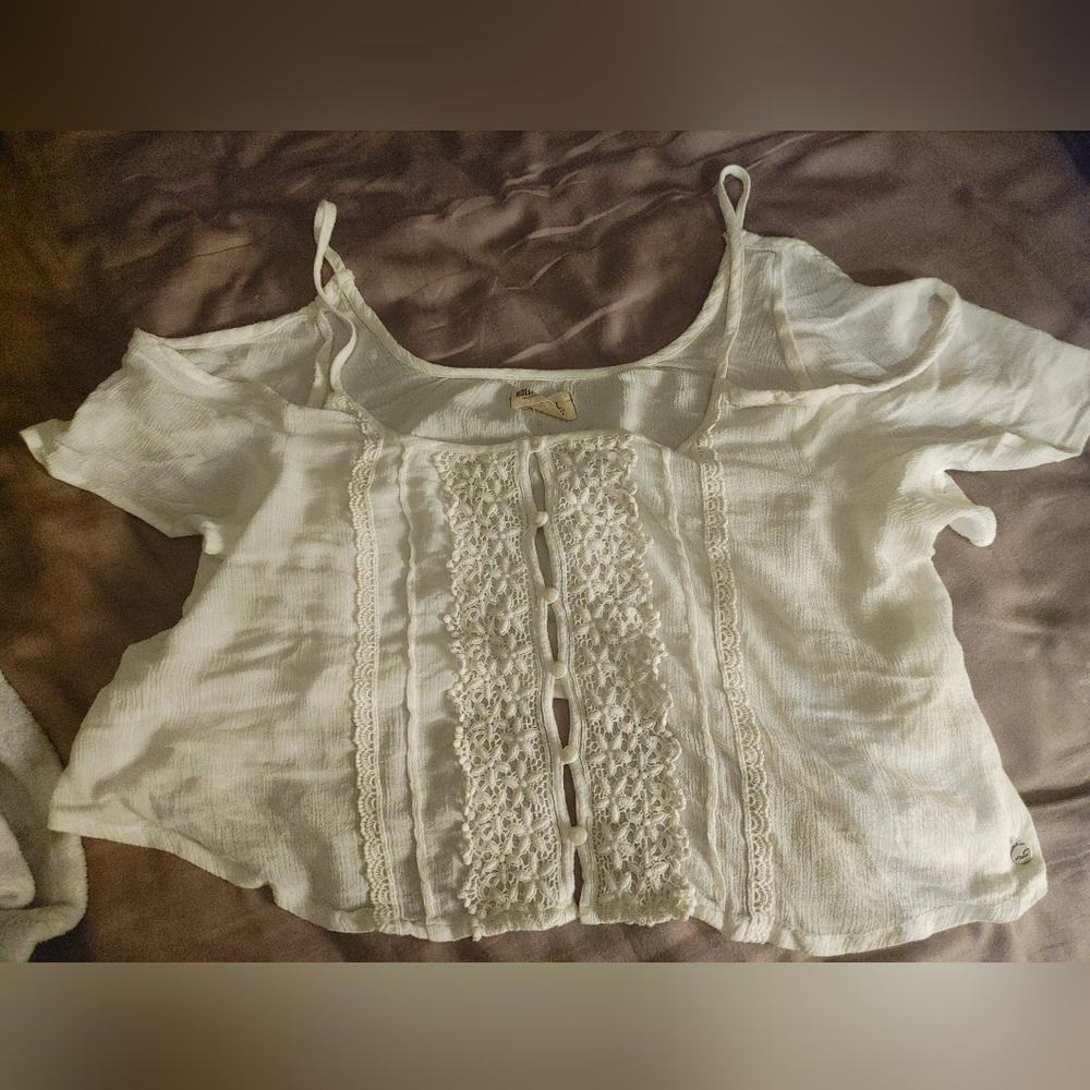 Cold-shoulder crop-top